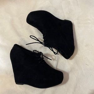 Black wedges